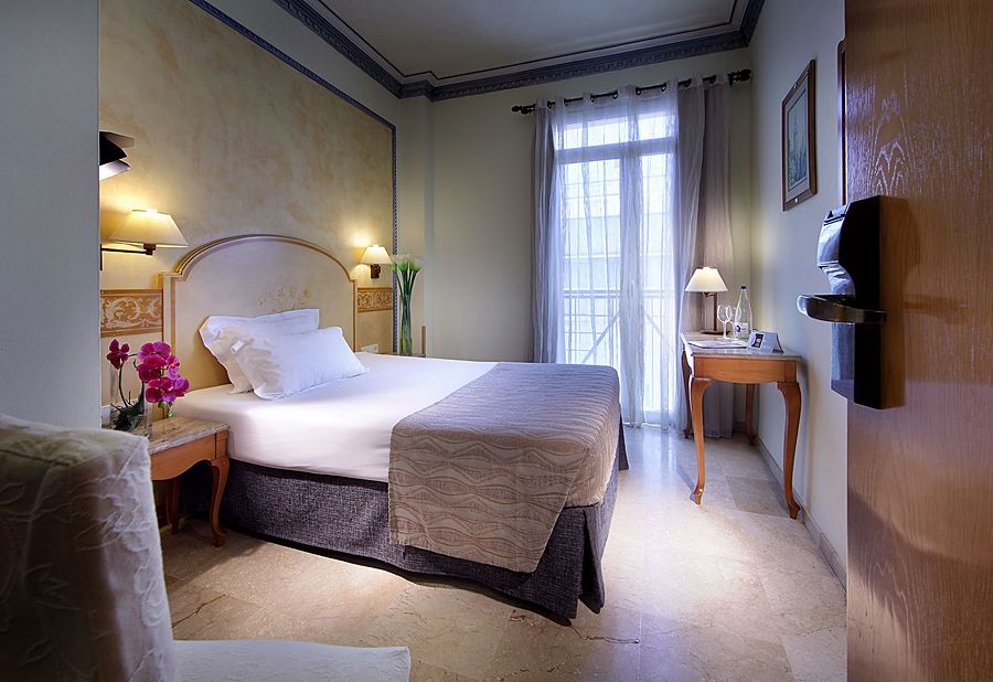 Eurostars Regina Hotel Seville Exterior photo